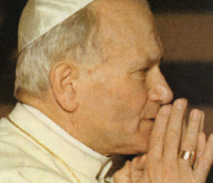 « Il ne s’est pas tant battu contre le mal, mais pour le bien »: Laetitia Calmeyn décrypte l&rsquo;héritage de Jean-Paul II