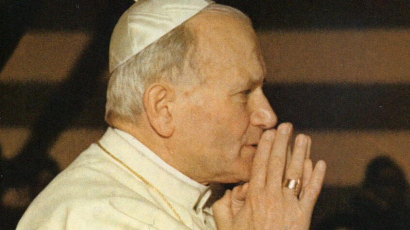 « Il ne s’est pas tant battu contre le mal, mais pour le bien »: Laetitia Calmeyn décrypte l&rsquo;héritage de Jean-Paul II