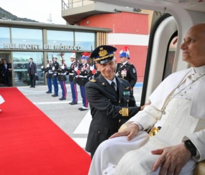 Protection de la vie humaine, fracas des armes et idolâtrie de l&rsquo;argent: que retenir du voyage du Pape à Monaco ?