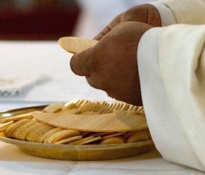 Le Jeudi saint expliqué : sens, rites et ouverture vers Pâques