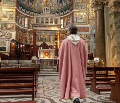 Pourquoi les prêtres étaient-ils vêtus de rose ce dimanche ?