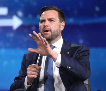 « Le pape doit faire attention quand il parle de théologie »: JD Vance s&rsquo;en prend de nouveau à Léon XIV