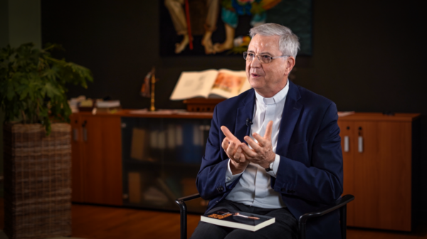 Mgr Bonny sur l&rsquo;ordination d&rsquo;hommes mariés à la prêtrise : « Nous ne pouvons reporter sans cesse ce qui est une urgence »
