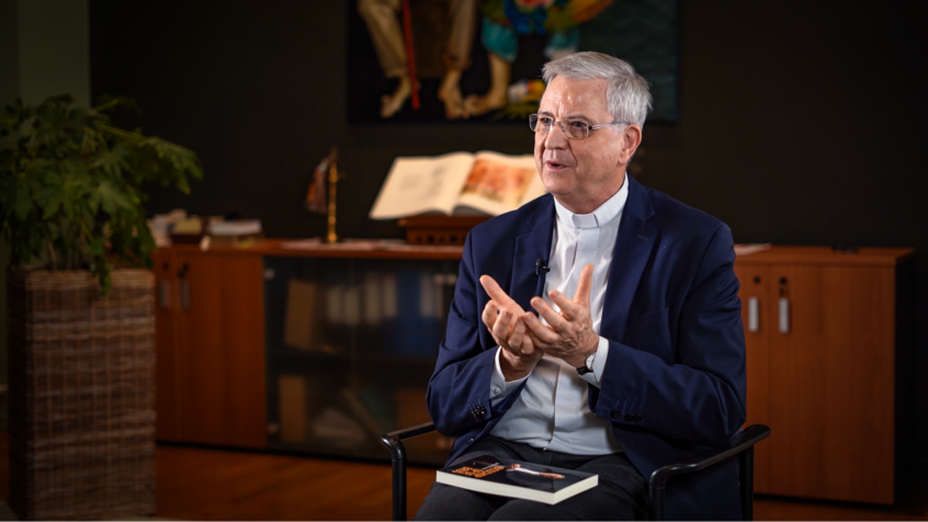 Mgr Bonny sur l&rsquo;ordination d&rsquo;hommes mariés à la prêtrise : « Nous ne pouvons reporter sans cesse ce qui est une urgence »