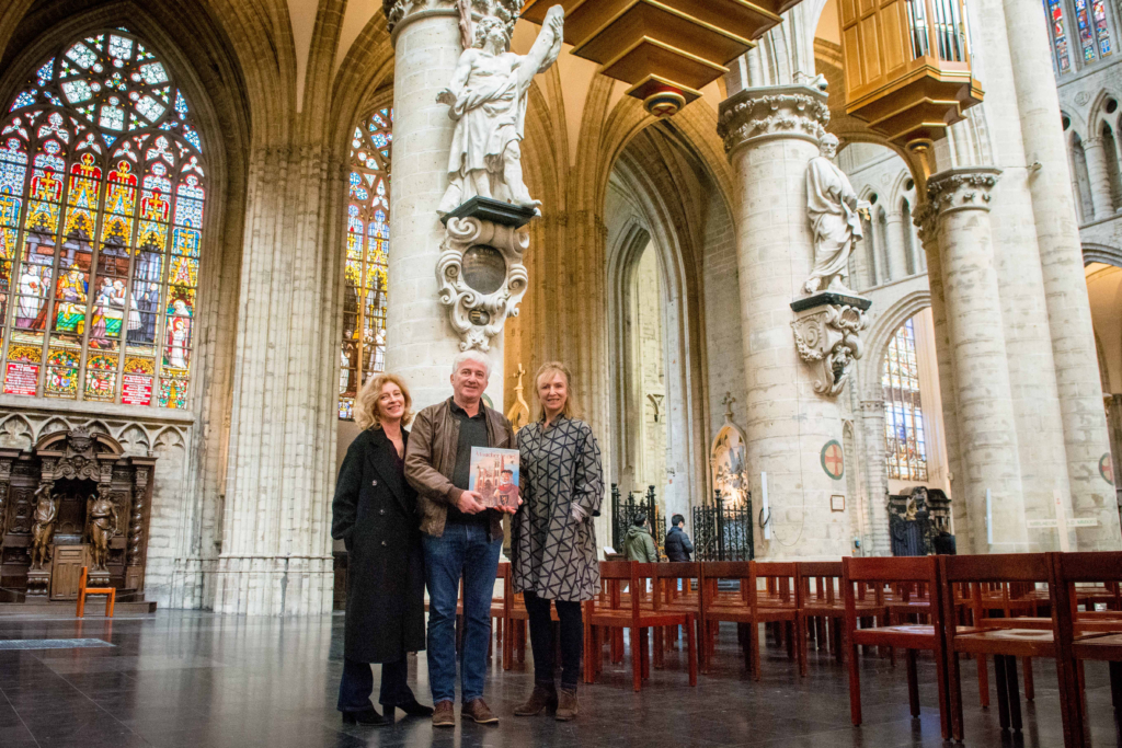 Anne Gérard (scénariste), Baudouin Deville (dessinateur) et Bérangère Marquebreucq (coloriste) à Saints-Michel-et-Gudule avec leur BD "Toucher le Ciel" à l'occasion de Gudula26, 800e anniversaire de la Cathédrale de Bruxelles