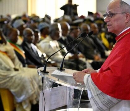 Devant les autorités camerounaises, le Pape appelle à « briser les chaînes de la corruption »