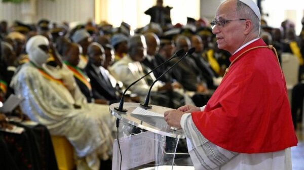 Devant les autorités camerounaises, le Pape appelle à « briser les chaînes de la corruption »