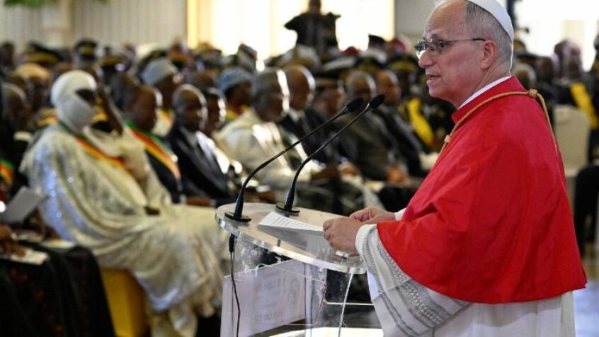 Devant les autorités camerounaises, le Pape appelle à « briser les chaînes de la corruption »