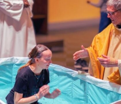 Vigile pascale: A Visé, cinq jeunes ont été baptisés par immersion complète