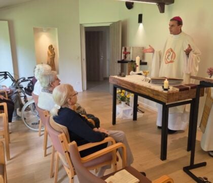 Mgr Terlinden en visite au Foyer de Charité de Bonheiden