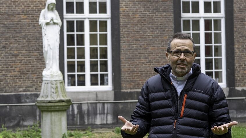 Journée contre l&rsquo;homophobie : pour le père Joël Pralong, les rapports homosexuels peuvent être « le signe d&rsquo;un échange d&rsquo;amour interpersonnel »