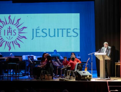 « Les jésuites nous ont ouvert le cœur et l’esprit » : l&rsquo;hommage d&rsquo;un ancien élève du Collège Saint-Servais aux Pères jésuites de Liège