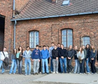 « Cette expérience m’a rappelé que tout peut basculer du jour au lendemain »: des élèves témoignent de leur visite à Auschwitz