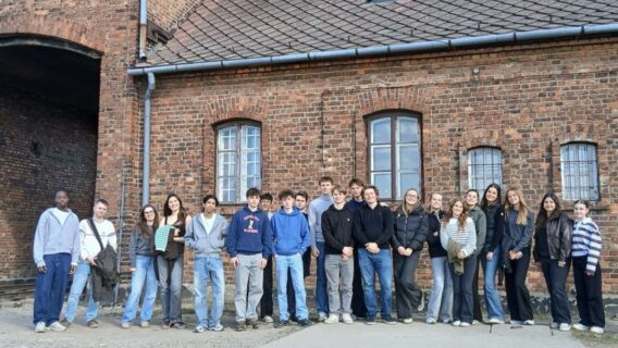 « Cette expérience m’a rappelé que tout peut basculer du jour au lendemain »: des élèves témoignent de leur visite à Auschwitz