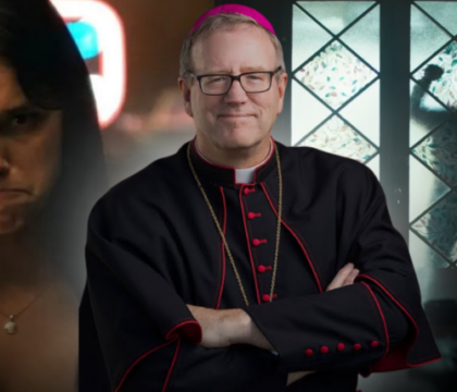 « Ce film offre des vérités spirituelles importantes » : quand l&rsquo;évêque Robert Barron promeut… le film d&rsquo;horreur du moment !