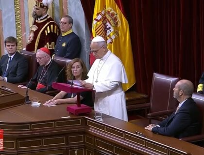 En Espagne, Léon XIV invite les responsables politiques  à « lever les yeux » dans un discours sur la dignité humaine