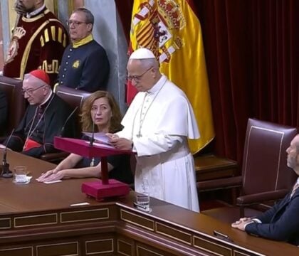 En Espagne, Léon XIV invite les responsables politiques  à « lever les yeux » dans un discours sur la dignité humaine