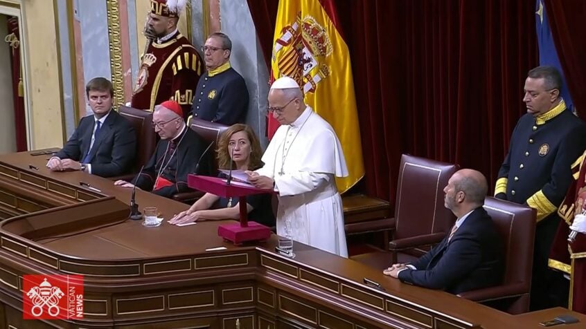 En Espagne, Léon XIV invite les responsables politiques  à « lever les yeux » dans un discours sur la dignité humaine