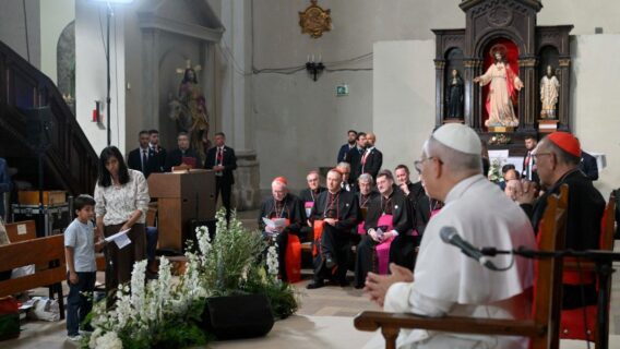 Les questions de Renzo, 6 ans, qui ont ému le pape Léon XIV à Barcelone