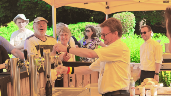 Fête de la musique et Saint-Aubain à Namur : l&rsquo;évêque a servi au bar dans son jardin