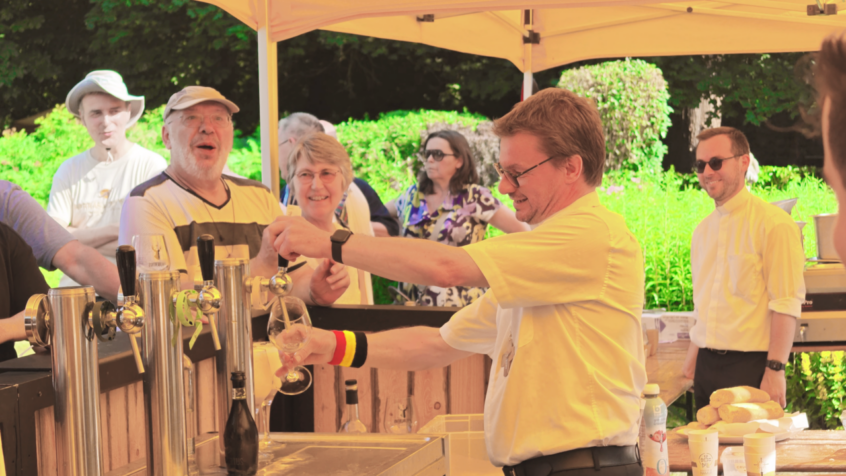 Fête de la musique et Saint-Aubain à Namur : l&rsquo;évêque a servi au bar dans son jardin