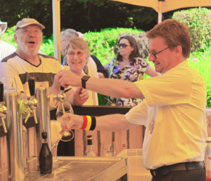 Fête de la musique et Saint-Aubain à Namur : l&rsquo;évêque a servi au bar dans son jardin