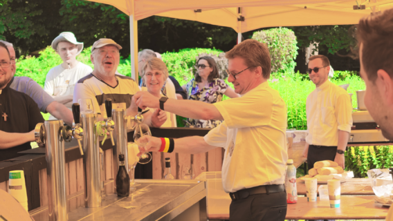 Fête de la musique et Saint-Aubain à Namur : l&rsquo;évêque a servi au bar dans son jardin