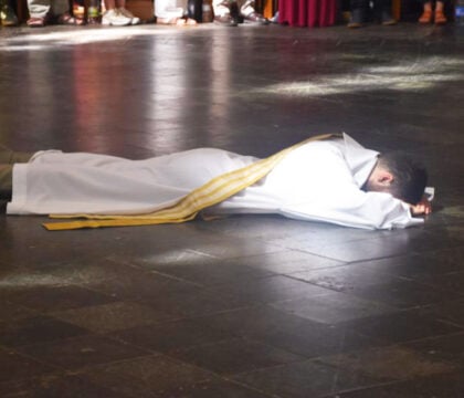 Ordination d’Antoine Poivre : un « funambule heureux » pour l’Église du Hainaut