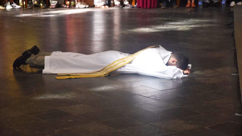Ordination d’Antoine Poivre : un « funambule heureux » pour l’Église du Hainaut