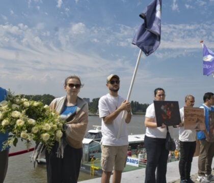 A Anvers, veillée de prière et fleurs blanches, en mémoire aux réfugiés disparus