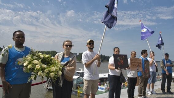 A Anvers, veillée de prière et fleurs blanches, en mémoire aux réfugiés disparus