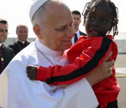 A Tenerife, Léon XIV invite les migrants à contempler le Cœur Sacré de Jésus: « L’amour de Dieu ne connaît pas de frontières »
