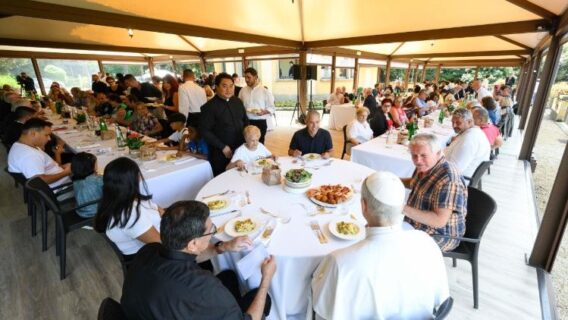 Le pape déjeunera avec 200 sans-abri romains dans sa résidence de campagne de Castel Gandolfo