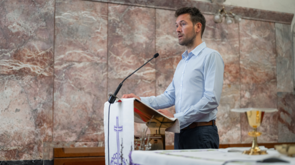 Pour le Vatican, un laïc ne peut prononcer d&rsquo;homélie: en Belgique, le sujet fait débat…