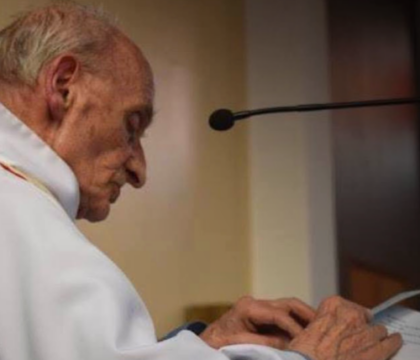 Aube maculée de sang, François Hollande, marche silencieuse… ces gestes forts qui ont marqué l&rsquo;hommage au père Jacques Hamel, dix ans après