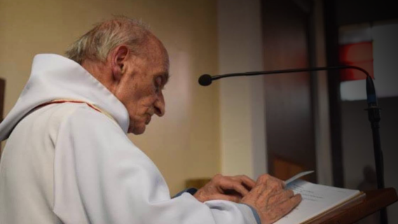 Aube maculée de sang, François Hollande, marche silencieuse… ces gestes forts qui ont marqué l&rsquo;hommage au père Jacques Hamel, dix ans après