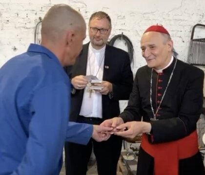 En mission en Ukraine, le cardinal Zuppi rencontre des combattants de l’armée russe, faits prisonniers sur le champ de bataille : « Le Pape prie pour vous »