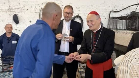 En mission en Ukraine, le cardinal Zuppi rencontre des combattants de l’armée russe, faits prisonniers sur le champ de bataille : « Le Pape prie pour vous »