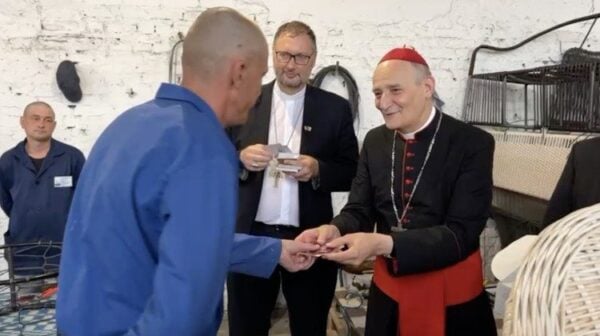En mission en Ukraine, le cardinal Zuppi rencontre des combattants de l’armée russe, faits prisonniers sur le champ de bataille : « Le Pape prie pour vous »